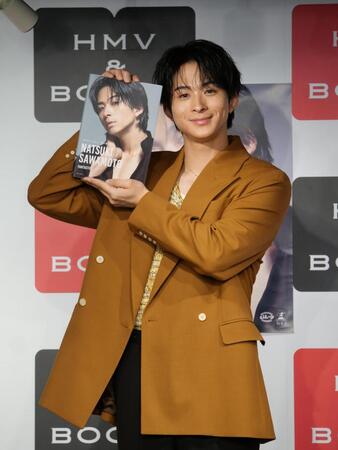 フォトエッセイを手に笑顔を見せるＦＡＮＴＡＳＴＩＣＳ・澤本夏輝