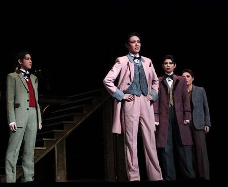 宙組バウ「Ｂｅａｕｔｉｆｕｌ　ＳＫＹ　！！」泉堂成（中央）