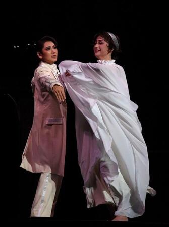 宙組バウ「Ｂｅａｕｔｉｆｕｌ　ＳＫＹ　！！」真白悠希（左）、梨恋あやめ