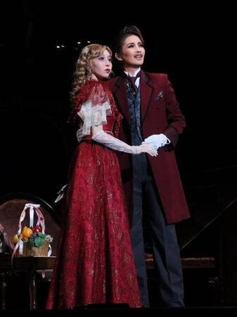 宙組バウ「Ｂｅａｕｔｉｆｕｌ　ＳＫＹ　！！」山吹ひまり（左）、嵐之真