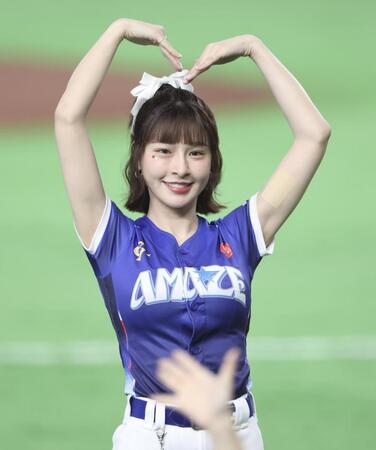 試合前にパフォーマンスするチュンチュン（撮影・伊藤笙子）