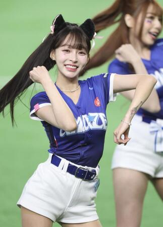 試合前パフォーマンスするリン・シャン（林襄）＝撮影・伊藤笙子