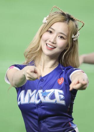 試合前パフォーマンスするショウショウズ（秀秀子）＝撮影・伊藤笙子