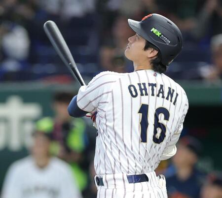 ３回、右越えに同点ソロを放つ大谷（撮影・西岡正）