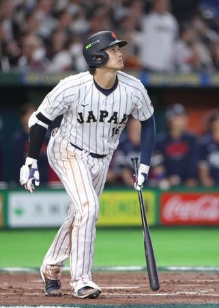 ３回日本１死、右中間へ同点ソロを放つドジャース・大谷翔平＝東京ドーム（撮影・伊藤笙子）