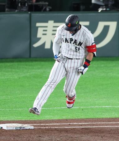 １回、２ランを放ち喜ぶ鈴木（撮影・金田祐二）