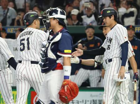 １回裏、２点本塁打を放った鈴木（左）を迎える二走大谷