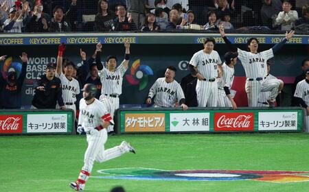 ３回、鈴木の勝ち越しソロに盛り上がる大谷ら日本ベンチ（撮影・金田祐二）