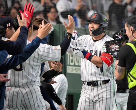 ３回、左中間へソロを放ち、ベンチ前でお茶立てポーズをする鈴木（撮影・伊藤笙子）