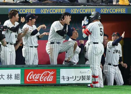 ３回、勝ち越しソロを放った鈴木を迎える大谷ら（撮影・金田祐二）