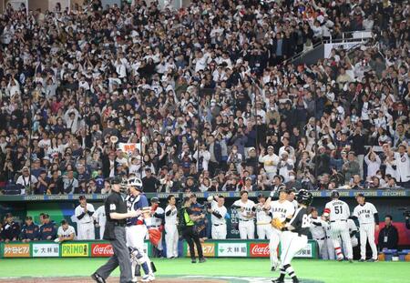 ３回、勝ち越しソロを放った鈴木を迎えるナインとファン（撮影・西岡正）