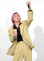 　「オドロウゼ！」に合わせて踊る佐久間大介（撮影・吉澤敬太）