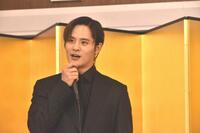 緊張した様子で話す岡本圭人