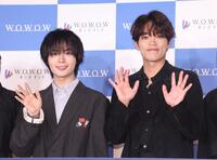 手を振るなにわ男子・大西流星（左）とｔｉｍｅｌｅｓｚ・原嘉孝（撮影・石井剣太郎）