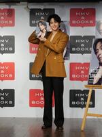 フォトエッセイを手に笑顔を見せるＦＡＮＴＡＳＴＩＣＳ・澤本夏輝