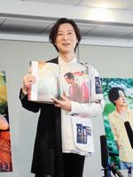 写真集のお気に入りカットを紹介する山内惠介