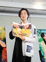 写真集のお気に入りカットを紹介する山内惠介