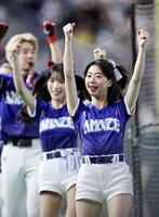 スタンドを盛り上げるシンリン（撮影・伊藤笙子）