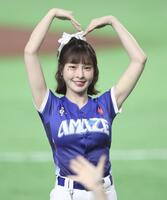 試合前にパフォーマンスするチュンチュン（撮影・伊藤笙子）