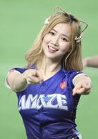 試合前パフォーマンスするショウショウズ（秀秀子）＝撮影・伊藤笙子