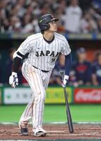 ３回日本１死、右中間へ同点ソロを放つドジャース・大谷翔平＝東京ドーム（撮影・伊藤笙子）