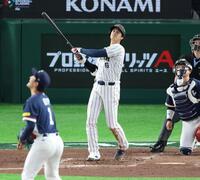 ３回、同点ソロを放つ大谷（撮影・金田祐二）