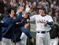 ３回、右中間へ同点ソロを放ち、ナインに迎えられる大谷（撮影・伊藤笙子）