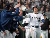 ３回、右中間へ同点ソロを放ち、ナインに迎えられる大谷（撮影・伊藤笙子）