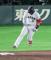 １回、２ランを放ち喜ぶ鈴木（撮影・金田祐二）