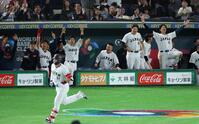 ３回、鈴木の勝ち越しソロに盛り上がる大谷ら日本ベンチ（撮影・金田祐二）