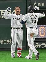 ３回、右越えへ同点本塁打の大谷を迎える鈴木