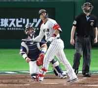 ３回、勝ち越しソロを放つ鈴木（撮影・金田祐二