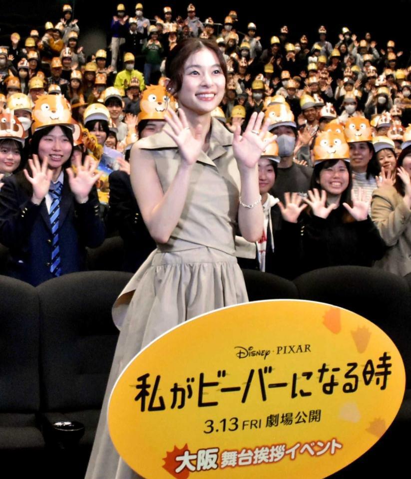 　ビーバーに変身した観客と記念撮影する芳根京子