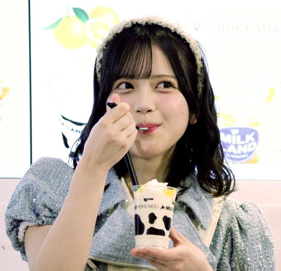 　試食するＡＫＢ４８の川村結衣