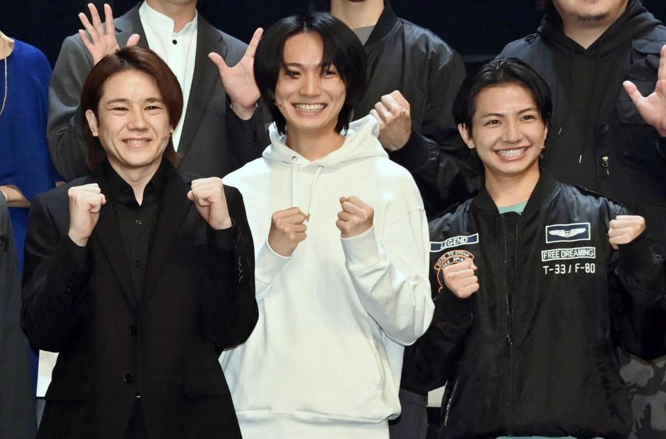 　取材会で笑顔を見せる（左から）五関晃一、和田優希、久保廉（撮影・持木克友）