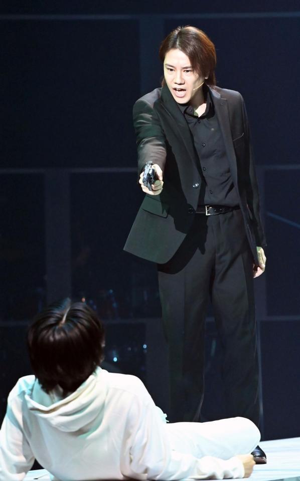 気迫のこもった表情の五関晃一（下は和田優希）＝撮影・持木克友