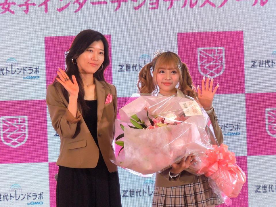 ｅｇｇ専属モデルのあいさ（右）に花束を贈呈したヒコロヒー