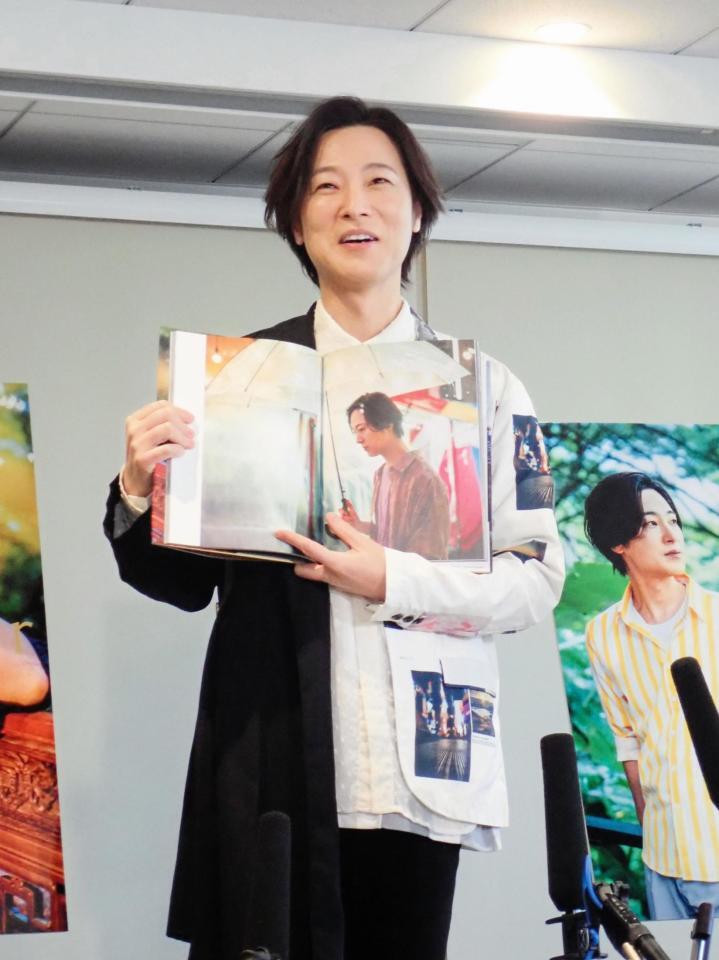 写真集のお気に入りカットを紹介する山内惠介