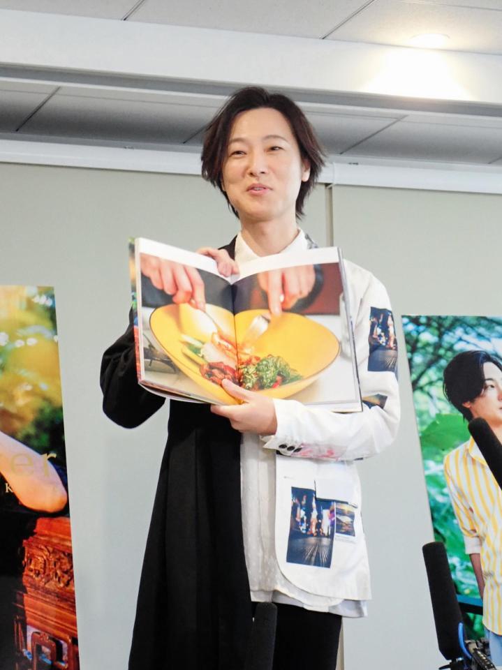 写真集のお気に入りカットを紹介する山内惠介