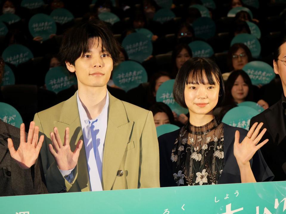 舞台あいさつに登場した萩原利久（左）と古川琴音