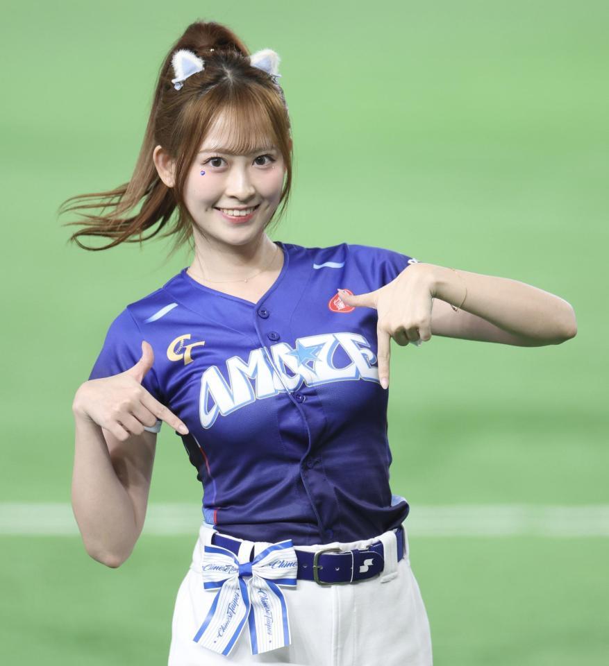 試合前パフォーマンスするジェシー（Ｊｅｓｓｙ）＝撮影・伊藤笙子