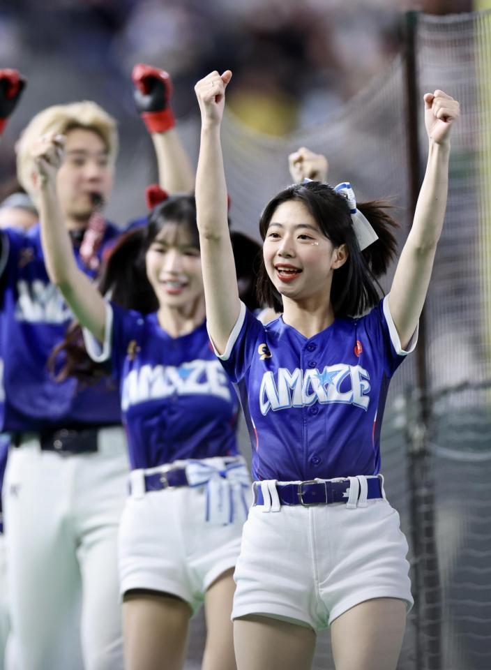 スタンドを盛り上げるシンリン（撮影・伊藤笙子）