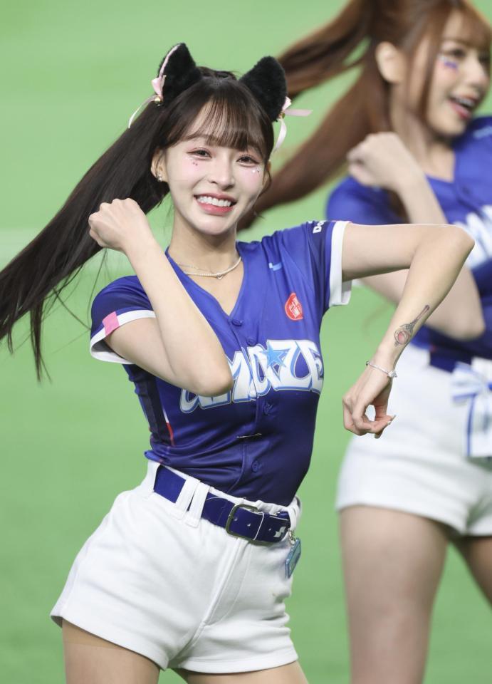 試合前パフォーマンスするリン・シャン（林襄）＝撮影・伊藤笙子