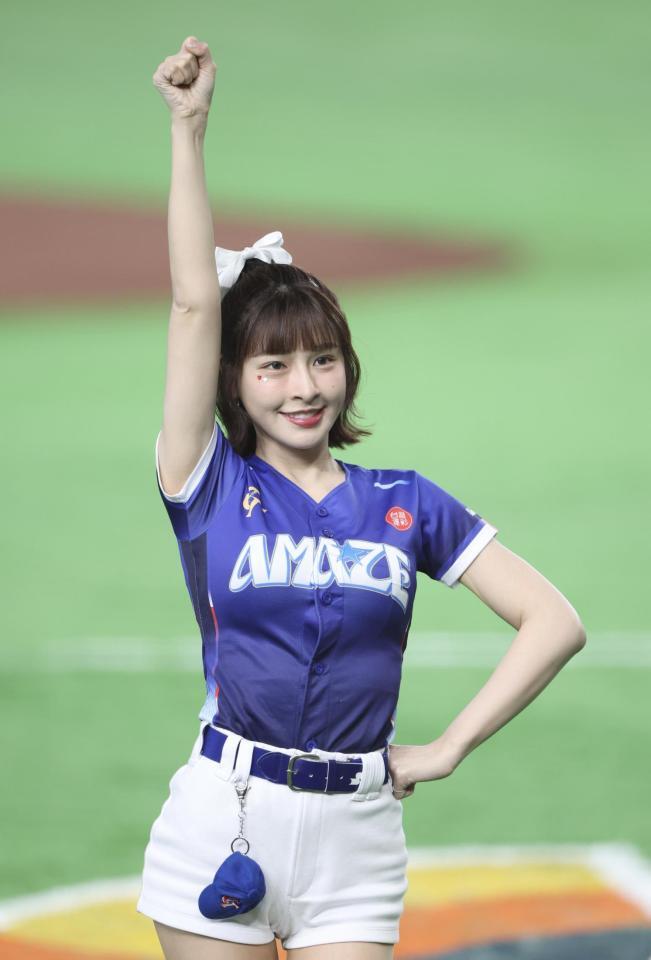 試合前パフォーマンスするチュンチュン（撮影・伊藤笙子）