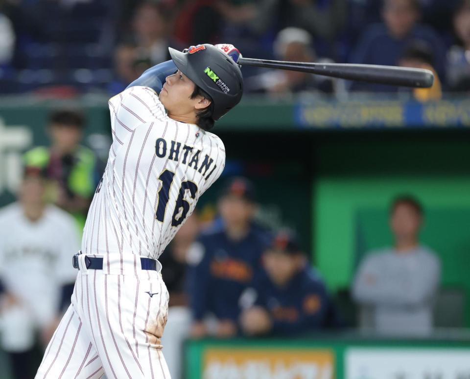 ３回、右越えに同点ソロを放つ大谷（撮影・西岡正）