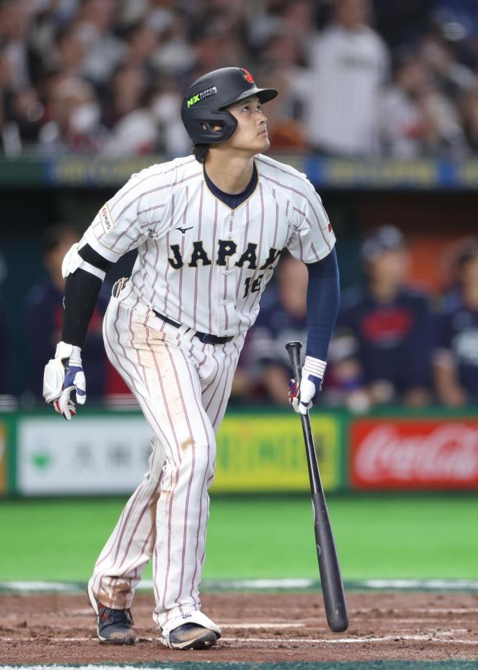 ３回日本１死、右中間へ同点ソロを放つドジャース・大谷翔平＝東京ドーム（撮影・伊藤笙子）