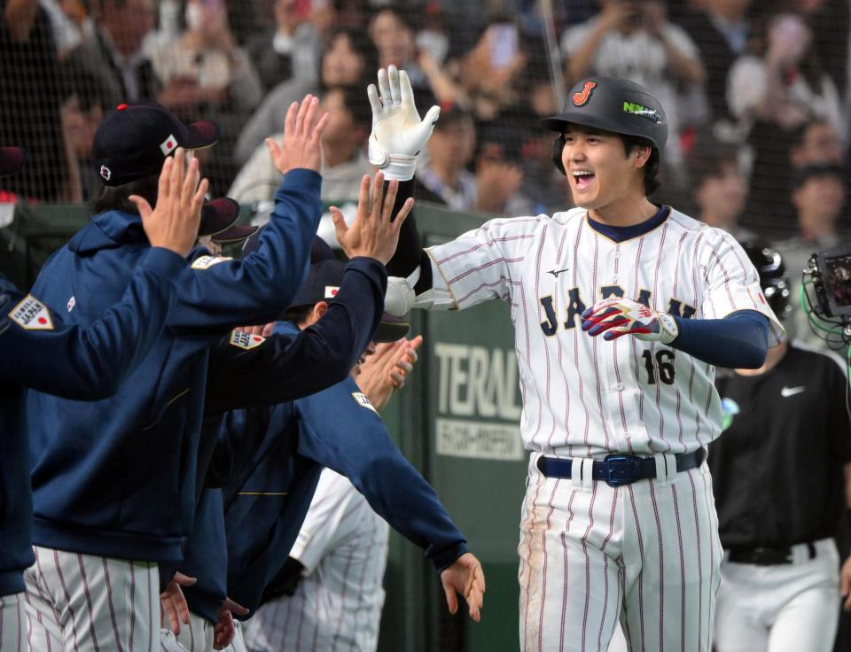 ３回、右中間へ同点ソロを放ち、ナインに迎えられる大谷（撮影・伊藤笙子）