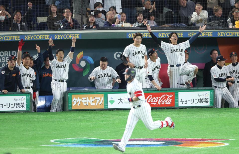 ３回、鈴木の勝ち越しソロに盛り上がる大谷らベンチ（撮影・金田祐二）