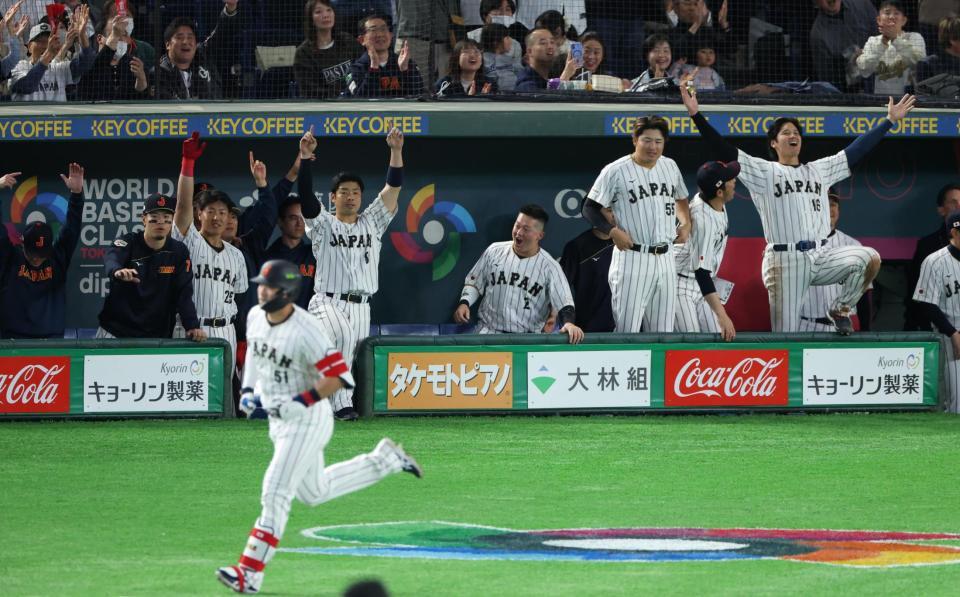 ３回、鈴木の勝ち越しソロに盛り上がる大谷ら日本ベンチ（撮影・金田祐二）