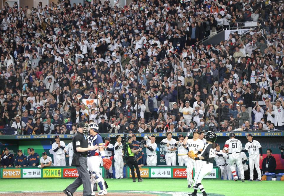 ３回、勝ち越しソロを放った鈴木を迎えるナインとファン（撮影・西岡正）